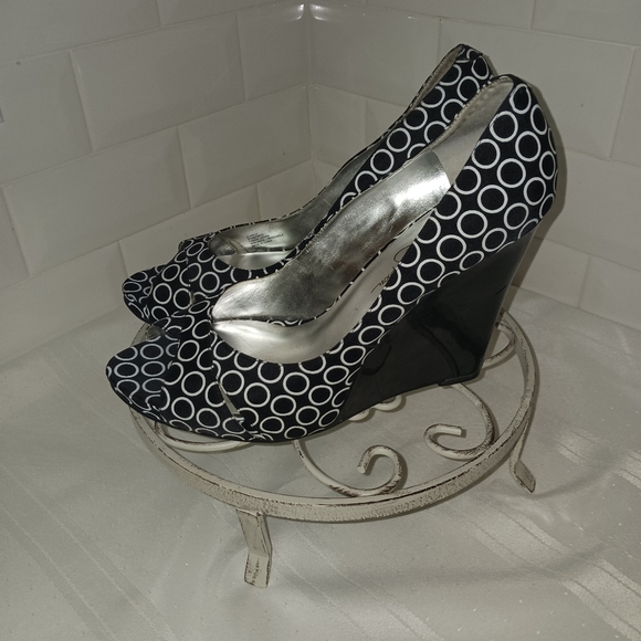 Jessica Simpson Black/White Print Peep Toed Wedge Size 9.5 B - Picture 2 of 9